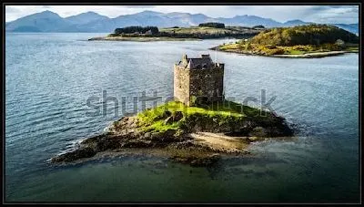 Картина Замок Сталкер на одноимённом острове у западного побережья Шотландии