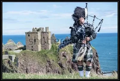 Картина Волынщик в традиционной парадной форме на фоне замка Данноттар и синего моря (Шотландия)