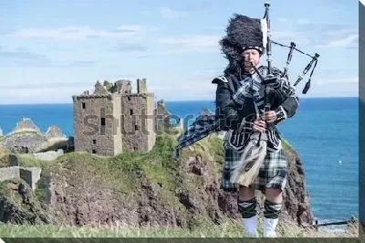 Постер Волынщик в традиционной парадной форме на фоне замка Данноттар и синего моря (Шотландия)