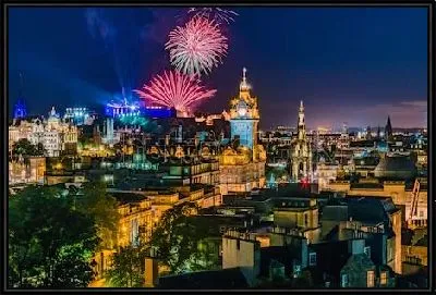 Картина Панорама ночного Эдинбурга с красочным салютом (Шотландия)