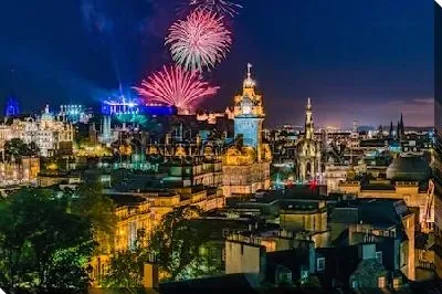 Панорама ночного Эдинбурга с красочным салютом (Шотландия)