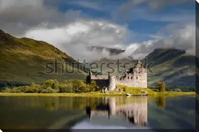 Картина маслом Великолепный пейзаж со средневековым замком Килхурн у озера Лох-Эйв на фоне красивых гор с низкими облаками (Шотландия)