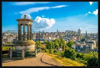 Картина Великолепная летняя панорама Эдинбурга со стороны холма Калтон Хилл (Шотландия)