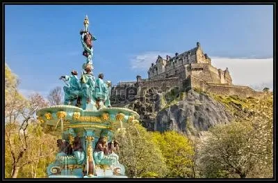 Фонтан Росса и Эдинбургский замок на холме в Эдинбурге (Шотландия)