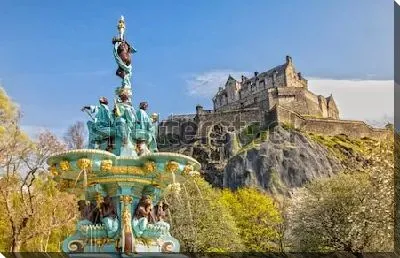 Фонтан Росса и Эдинбургский замок на холме в Эдинбурге (Шотландия)