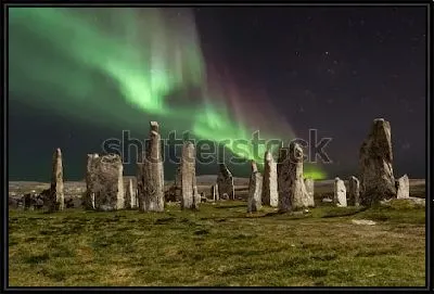 Картина Северное сияние над каменными плитами культового места Калланиш (Шотландия)