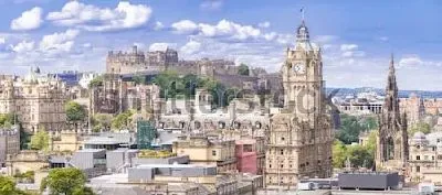 Плакат Великолепная панорама Эдинбурга в солнечный день с видом на Эдинбургский замок (Шотландия)