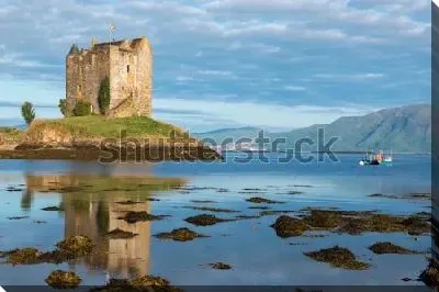 Постер Живописный замок Сталкер на маленьком острове (Шотландия)