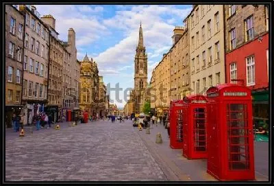 Картина Центральная улица Эдинбурга с традиционными красными телефонными будками (Шотландия)