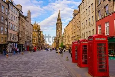 Плакат Центральная улица Эдинбурга с традиционными красными телефонными будками (Шотландия)