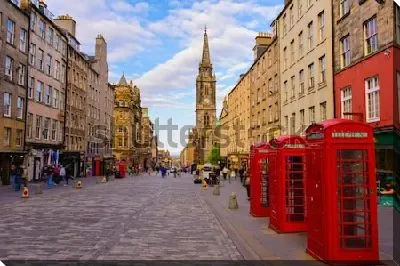 Постер Центральная улица Эдинбурга с традиционными красными телефонными будками (Шотландия)