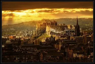 Картина Панорама Эдинбурга в золотых лучах восходящего солнца с видом на Эдинбургский замок (Шотландия)