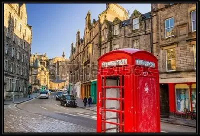 Картина Уютная улочка в исторической части Эдинбурга с красной телефонной будкой (Шотландия)