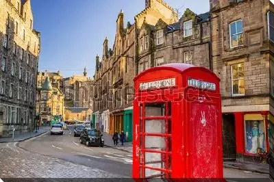 Постер Уютная улочка в исторической части Эдинбурга с красной телефонной будкой (Шотландия)