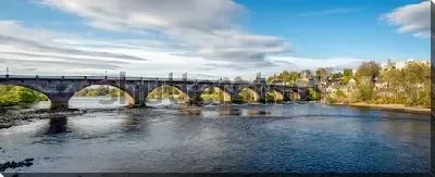 Постер Живописный арочный мост через реку Тэй в городе Перт (Шотландия)