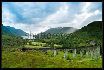 Виадук Гленфиннан с железной дорогой в окружении величественных зелёных гор с лесами (Шотландия)