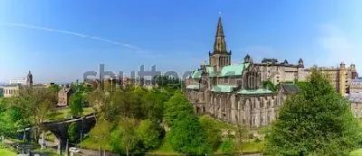 Плакат Панорамный вид на зелёный парк и кафедральный собор Святого Мунго в Глазго (Шотландия)