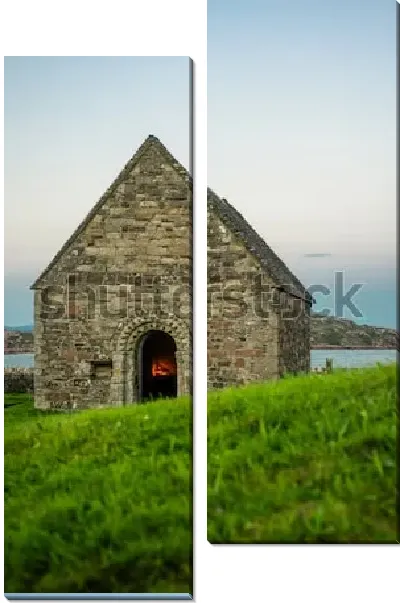 Модульная картина Небольшая каменная часовня на живописном острове Айона (Шотландия)