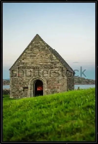 Картина Небольшая каменная часовня на живописном острове Айона (Шотландия)