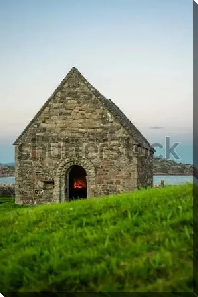 Постер Небольшая каменная часовня на живописном острове Айона (Шотландия)