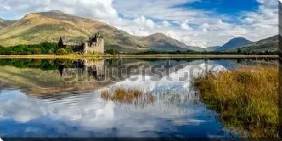 Картина маслом Прекрасный осенний пейзаж с видом на замок Килхурн у озера Лох-Эйв на фоне красивых гор (Шотландия)