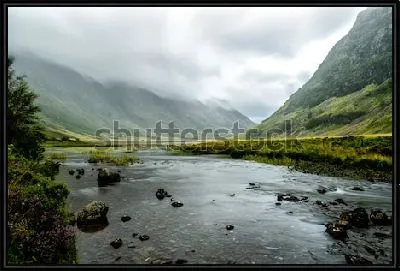 Живописная зелёная долина Гленко с горной рекой и низкими утренними облаками (Шотландия)