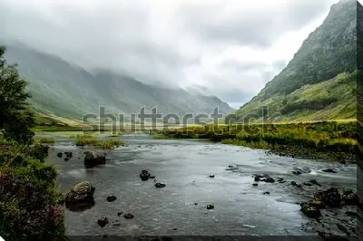 Живописная зелёная долина Гленко с горной рекой и низкими утренними облаками (Шотландия)
