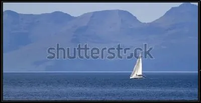 Картина Парусная яхта в море на фоне величественных гор на западном побережье Шотландии