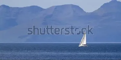 Плакат Парусная яхта в море на фоне величественных гор на западном побережье Шотландии