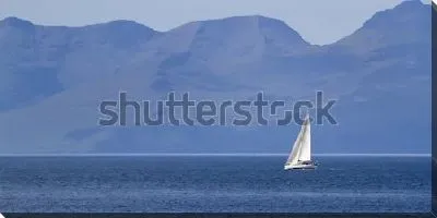 Постер Парусная яхта в море на фоне величественных гор на западном побережье Шотландии