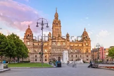 Плакат Площадь Джордж-сквер и великолепные Городские Палаты в Глазго (Шотландия)