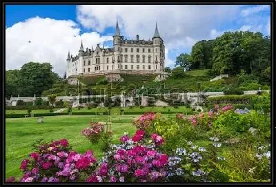 Великолепный замок Данробин в окружении цветущих садов и парков (Шотландия)