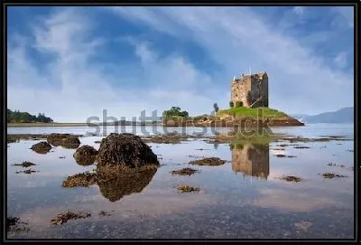 Картина Замок Сталкер на островке посреди в заливе Лох-Лейхх (Шотландия)