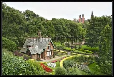 Стилизованные сказочные домики в цветущем зелёном парке Эдинбурга (Шотландия)