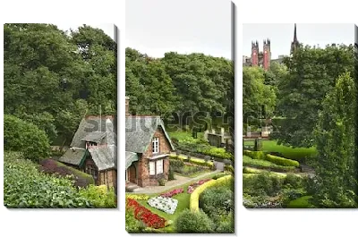 Стилизованные сказочные домики в цветущем зелёном парке Эдинбурга (Шотландия)