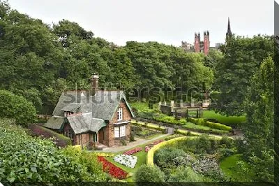 Стилизованные сказочные домики в цветущем зелёном парке Эдинбурга (Шотландия)