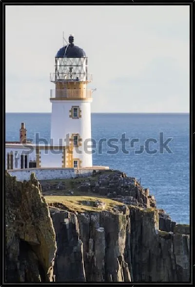 Картина Маяк на скалистом берегу мыса Нест Поинт острова Скай (Шотландия)