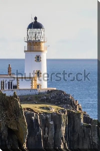 Постер Маяк на скалистом берегу мыса Нест Поинт острова Скай (Шотландия)