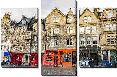 Улочка с историческими домами и красочными витринами магазинов в Старом городе Эдинбурга (Шотландия)