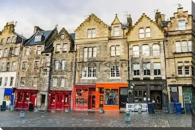 Улочка с историческими домами и красочными витринами магазинов в Старом городе Эдинбурга (Шотландия)