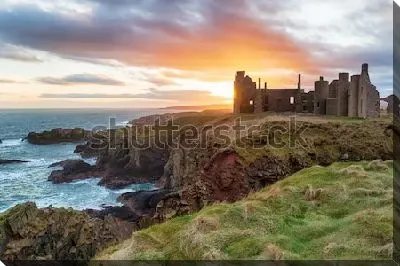 Картина маслом Потрясающий закат над замком Слэйнс на берегу Северного моря (Шотландия)