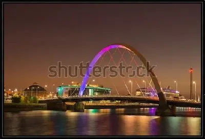 Мост Клайд Арк в ночной подсветке - визитная карточка Глазго (Шотландия)