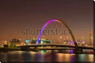 Мост Клайд Арк в ночной подсветке - визитная карточка Глазго (Шотландия)