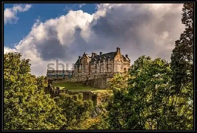 Картина Красивый вид на Эдинбургский замок через зелёные кроны деревьев (Шотландия)