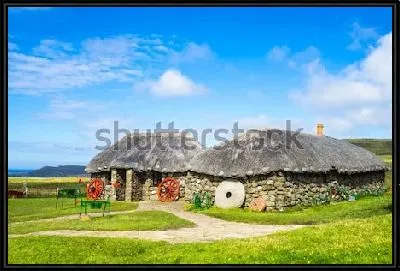 Традиционные каменные фермерские дома с соломенными крышами в музее на острове Скай (Шотландия)