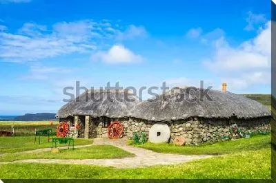 Традиционные каменные фермерские дома с соломенными крышами в музее на острове Скай (Шотландия)