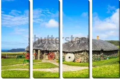 Традиционные каменные фермерские дома с соломенными крышами в музее на острове Скай (Шотландия)