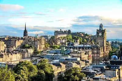 Плакат Панорама Эдинбурга в ясный солнечный день со стороны холма Калтон-Хилл (Шотландия)