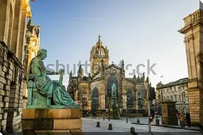 Постер Великолепный вид на улицу Королевская миля  с дворцами и статуями (Эдинбург, Шотландия)