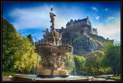 Картина Роскошный фонтан Росса и величественный Эдинбургский Замок на холме (Эдинбург, Шотландия)